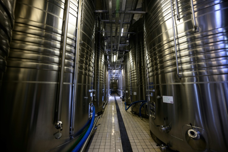Des cuves appartenant à la coopérative Vivadour, qui a lancé avec la start-up Moderato un site de désalcoolisation du vin, le 25 juin 2025 à Vic-Fezensac, dans le Gers