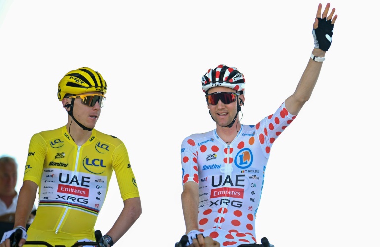 Le maillot jaune Tadej Pogacar et son coéquipier chez UAE, le Belge Tim Wellens, alors porteur du maillot à pois, au départ de la 8e étape du Tour de France à Saint-Méen-le-Grand le 12 juillet 2025.