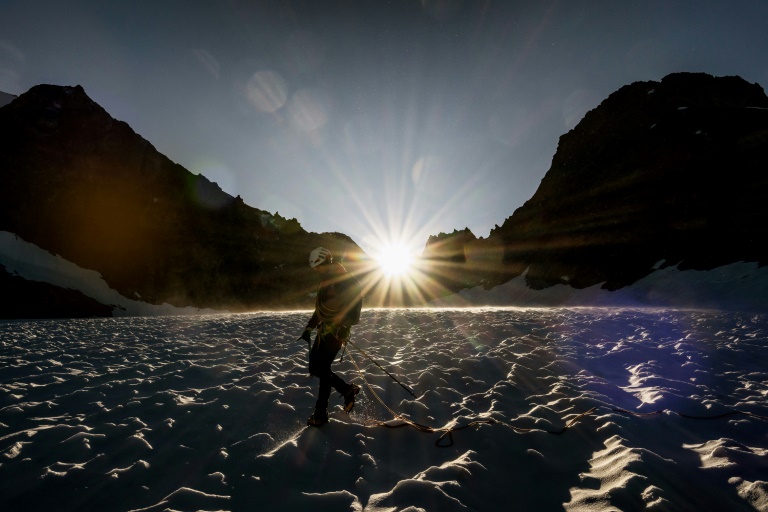 Un randonneur sur le glacier de la Selle dans le massif des Ecrins à Saint-Christophe-en-Oisans, en Isère, le 9 juillet 2025