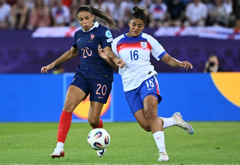 L'attaquante française Delphine Cascarino à la lutte avec la défenseuse anglaise Jessica Carter lors de la rencontre de l'Euro-2025 entre les deux sélections, à Zurich, en Suisse, le 5 juillet 2025