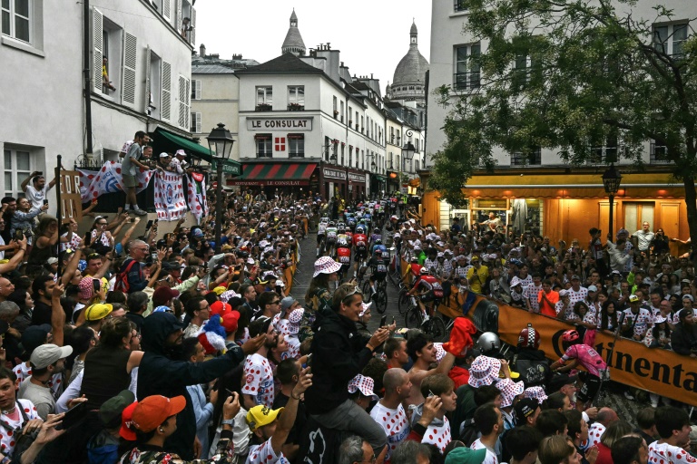 Le peloton roule en haut de la rue Lepic sur la Butte Montmartre, lors de la 21e et dernière étape du Tour de France, le 27 juillet 2025