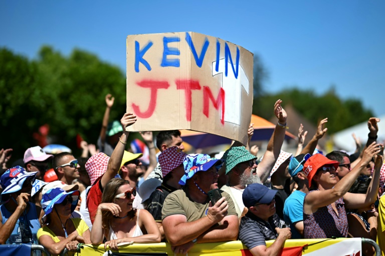 Une pancarte en l'honneur de Kévin Vauquelin au départ de la 8e étape du Tour de France, le 12 juillet 2025 à Saint-Méen-le-Grand