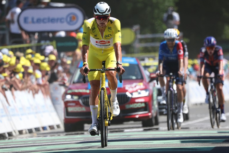 Mathieu van der Poel franchit la ligne d'arrivée de la 7e étape du Tour à Mûr-de-Bretagne, le 11 juillet 2025