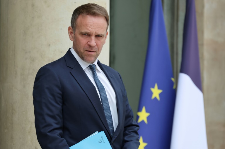 Le ministre français de l'Industrie, Marc Ferracci, quitte le palais de l'Elysée, à Paris, le 16 juillet 2025