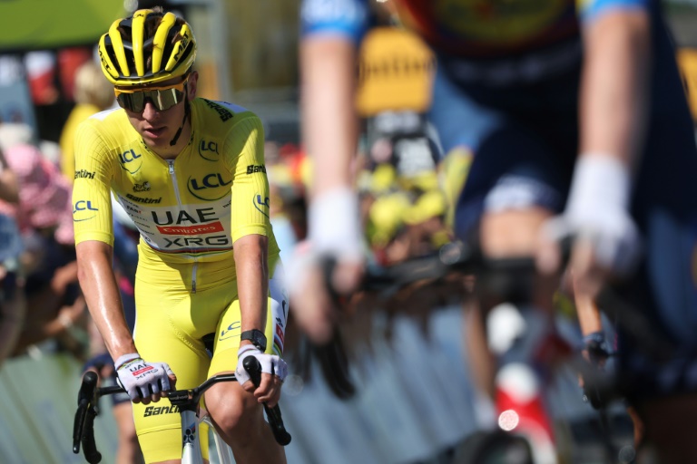 Le maillot jaune Tadej Pogacar franchit la ligne d'arrivée à Laval, après une 8e étape tranquille, le 12 juillet 2025