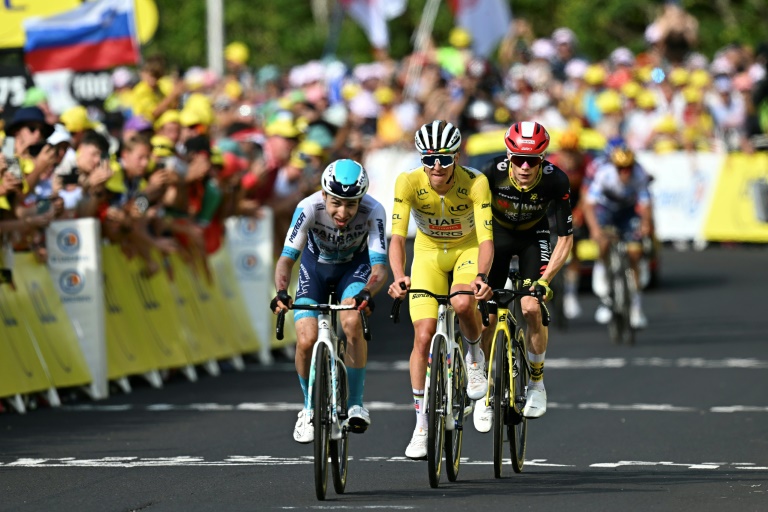 Lenny Martinez avec dans sa roue le maillot jaune Tadej Pogacar et Jonas Vingegaard dans le final de la 10e étape du Tour de France, le 14 juillet 2025 au Mont-Dore