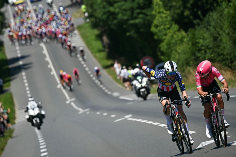 Ben Healy et l'Américain Quinn Simmons lors d'une tentative pour prendre l'échappée lors de la 6e étape du Tour de France entre Bayeux et Vire, le 10 juillet 2025