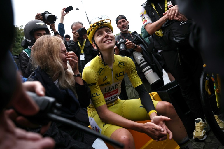 Tadej Pogacar entouré de journalistes après sa victoire dans le Tour de France, le 27 juillet 2025 à Paris