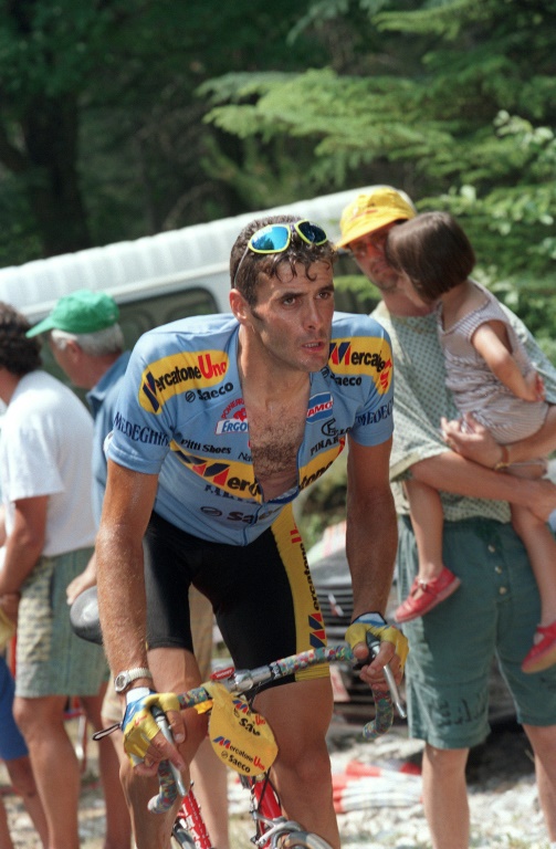 Le cycliste italien Eros Poli dans l'ascension du Mont Ventoux sur le Tour de France le 18 juillet 1994