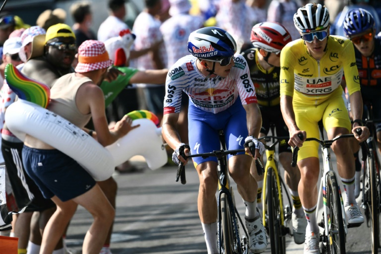 Florian Lipowitz (C) au côté de Tadej Pogacar, lors de la 10e étape du Tour de France entre Ennezat et le Mont-Dore Puy de Sancy, le 14 juillet 2025