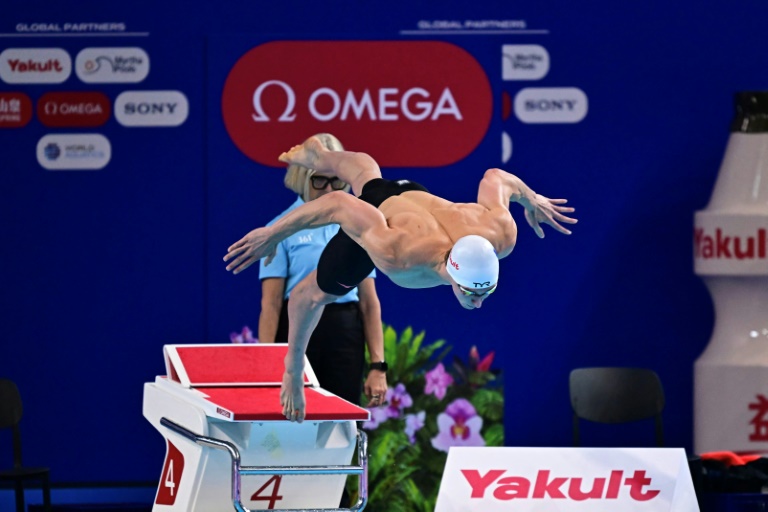 Le Français Maxime Grousset lors de sa victoire en finale du 50 m papillon aux Mondiaux de natation à Singapour le 28 juillet 2025