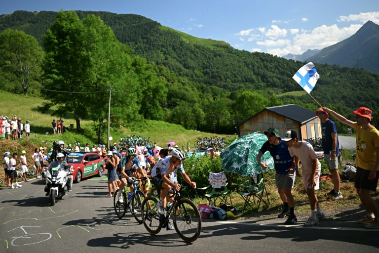 Le maillot blanc Remco Evenepoel en difficulté dans le col des Bordères, lors de la 12e étape du Tour de France, le 17 juillet 2025 en direction de Hautacam