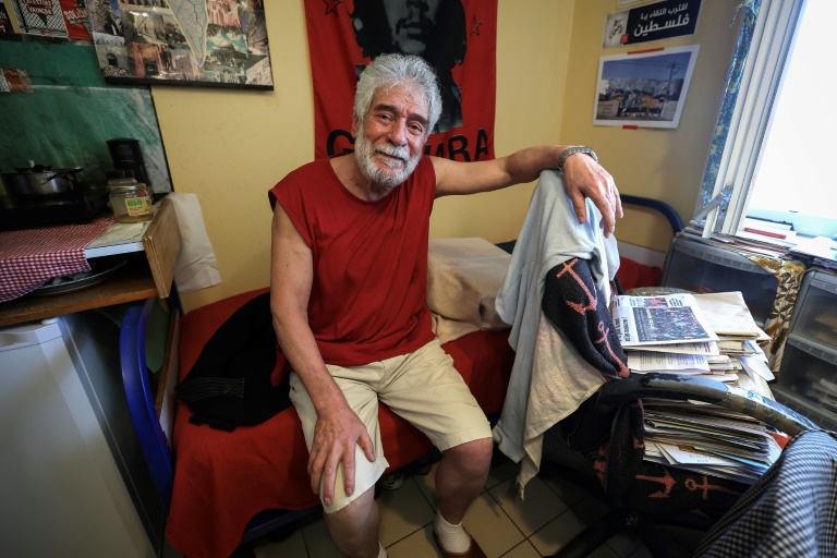 Photo prise lors d'une visite de la députée La France Insoumise (LFI) Andrée Taurinya montrant le militant libanais pro-palestinien Georges Ibrahim Abdallah dans sa cellule de prison à Lannemezan, après que la cour d'appel de Paris a ordonné sa libération, le 17 juillet 2025 dans les Hautes-Pyrénées