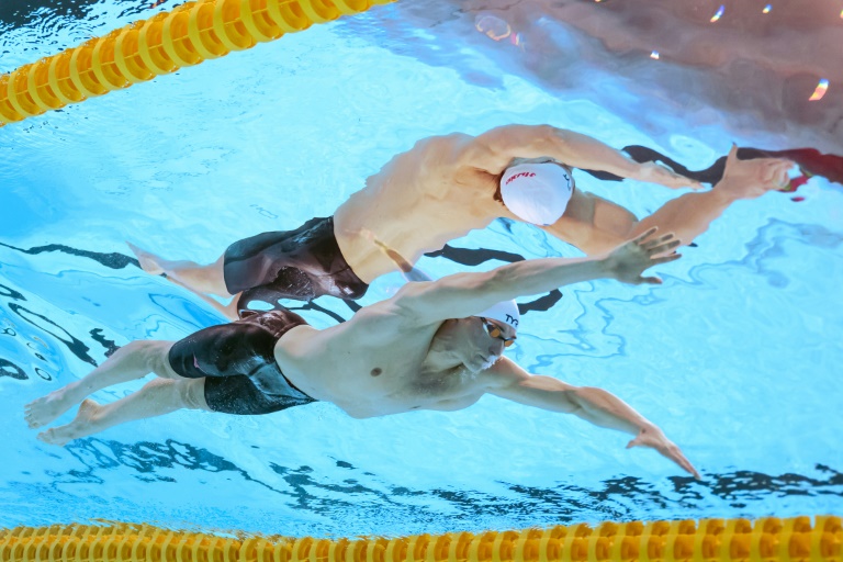 Vue sous-marine du Français Maxime Grousset lors d’une série du 100 m nage libre aux Championnats du monde, à Singapour, le 30 juillet 2025