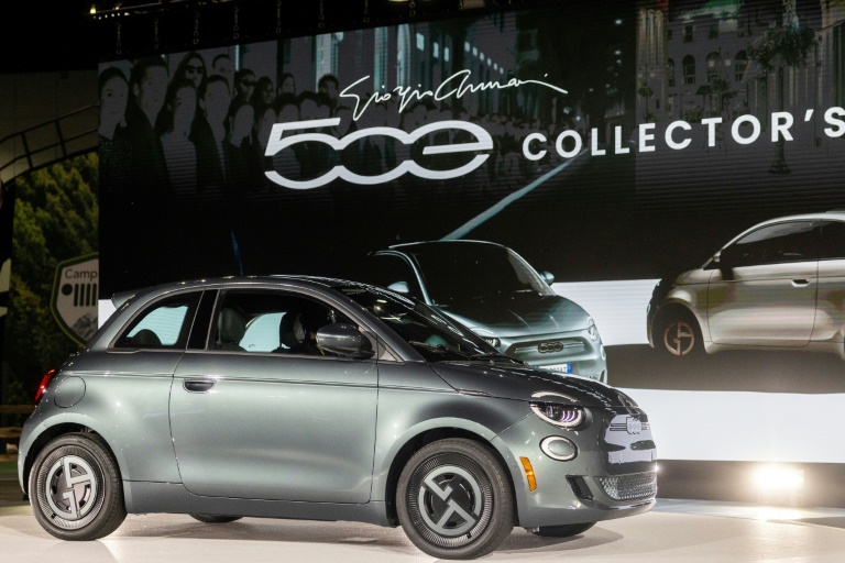 Une Fiat 500 Giorgio Armani Collector’s Edition, présentée au Salon automobile de Los Angeles, le 21 novembre 2024