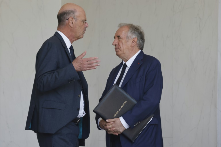 Le ministre français de l'Economie Eric Lombard (g) s'entretient avec le Premier ministre français François Bayrou après le conseil des ministres hebdomadaire au palais de l'Elysée à Paris, le 2 juillet 2025