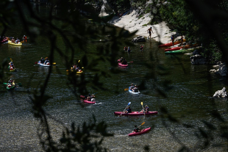 Des vacanciers en canoës et kayaks sur la rivière Ardèche près de Vallon-Pont-d'Arc, le 15 juillet 2025 en Ardèche