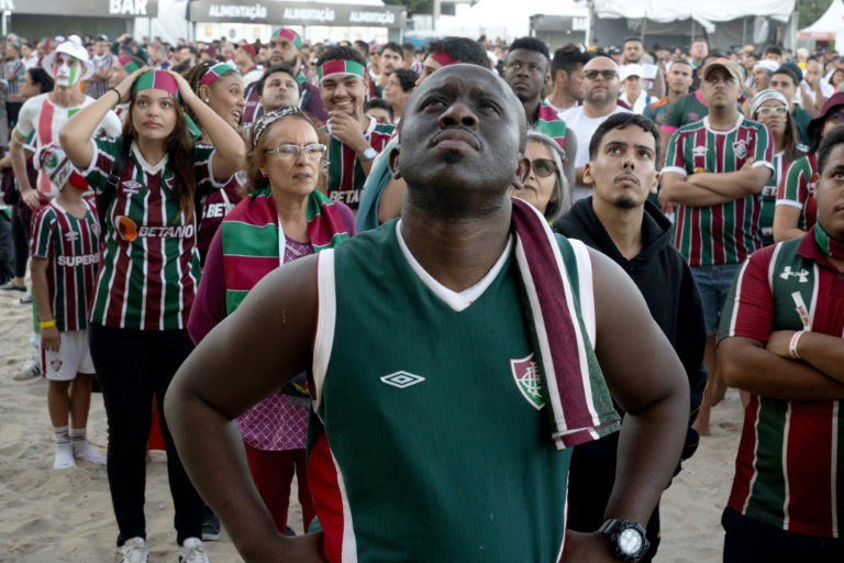 Des supporteurs de Fluminense regardent le quart de finale du Mondial des clubs contre Al Hilal depuis la plage de Copacabana, le 4 juillet 2025 à Rio