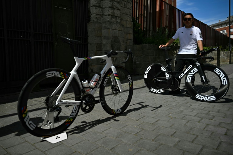 L'équipe UAE présente les vélos de route et de contre-la-montre de Tadej Pogacar le 4 juillet à Valenciennes à la veille du départ de la 112e édition du Tour de France