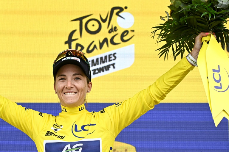 La Mauricienne Kimberley Le Court, maillot jaune du Tour femmes, le 27 juillet 2025 à Quimper