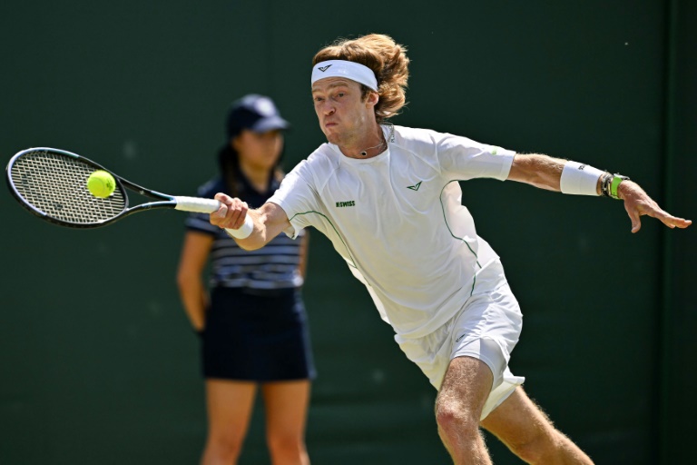 Le Russe Andrey Rublev au troisième tour de Wimbledon contre le Français Adrian Mannarino le 4 juillet 2025 à Londres