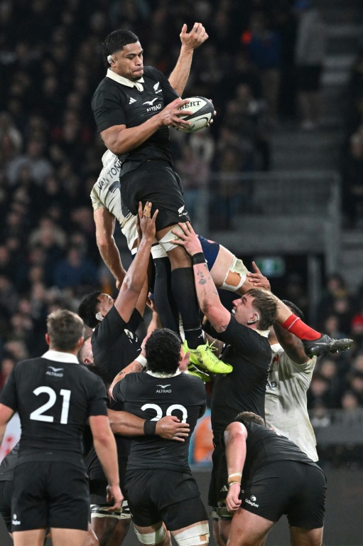 Le deuxième ligne néo-zélandais Tupou Vaa'i (c.) prend le ballon en touche lors du premier test international de rugby de la tournée d'été entre la Nouvelle-Zélande et la France, à Dunedin, le 5 juillet 2025