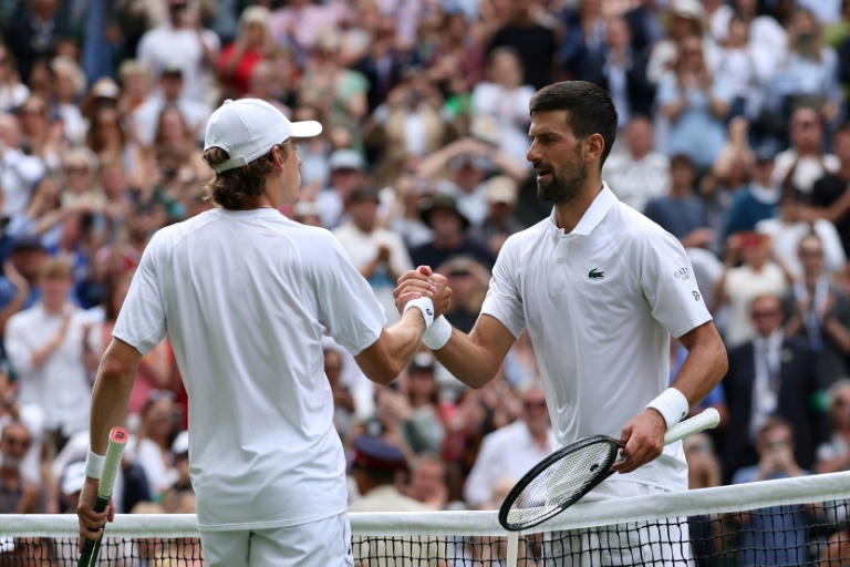 Poignée de mains entre Novak Djokovic et Alex De Minaur à l'issue de leur match à Wimbledon, le 7 juillet 2025