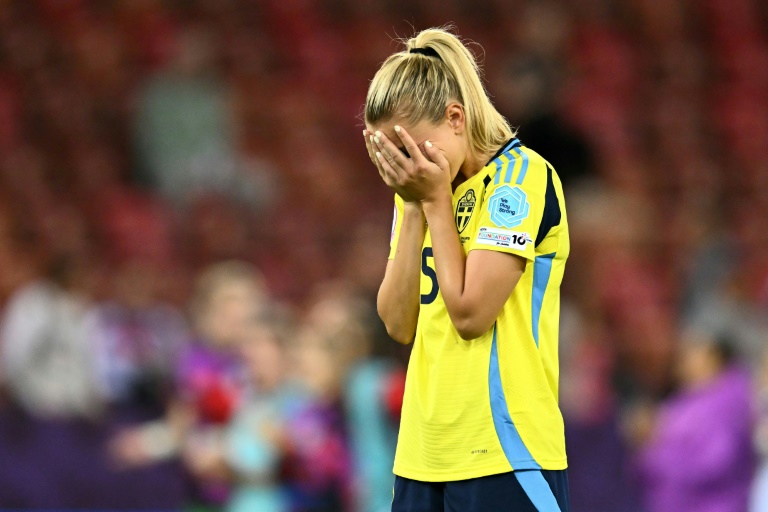 La joueuse suédoise Amanda Nilden pleure après la défaite de son équipe contre celle de l'Angleterre en quart de finale de l'Euro-2025 au Letzigrund Stadium à Zurich le 17 juillet 2025.
