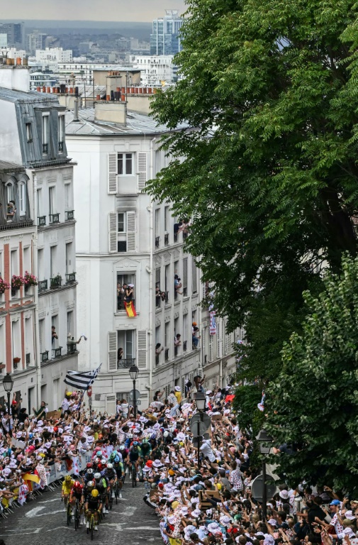 Le peloton grimpe la rue Lepic sur la Butte Montmartre, lors de la 21e et dernière étape du Tour de France, le 27 juillet 2025