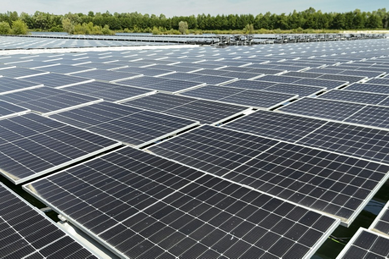 Des panneaux solaires à Perthes, dans le nord-est de la France, le 20 juin 2025