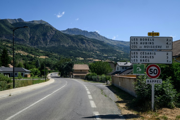 Vue de la route menant au hameau Les Brès, dans les Hautes-Alpes, où un septuagénaire est soupçonné d'avoir tué par balles sa femme également septuagénaire et leur fille, le 21 juillet 2025