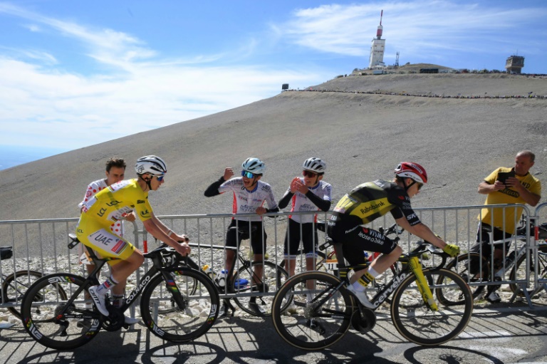Tadej Pogacar (G) et Jonas Vingegaard à la lutte sur les pentes du Mont Ventoux, lors de la 16e étape du Tour de France, le 22 juilet 2025