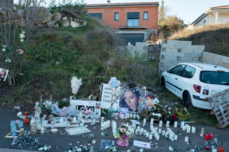 Des fleurs et des bougies déposées devant la maison de Delphine Jubillar à Cagnac-les-Mines (Tarn) le 19 décembre 2021