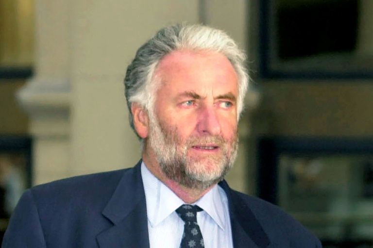 Loïck Le Floch-Prigent, ancien patron de Elf, arrive au tribunal à Paris, le 24 janvier 2001