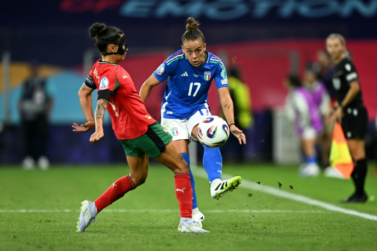 L'Italienne Lisa Boattin tente de déborder la défenseuse portugaise Ana Borges (masque) durant le match nul entre les deux équipes à Genève, le 7 juillet 2025