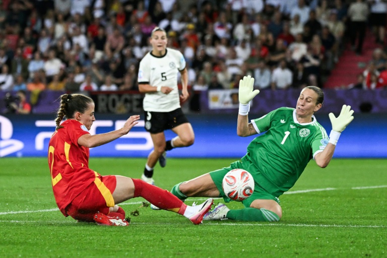 La gardienne allemande Ann-Katrin Berger (à droite) arrête un tir de la défenseure espagnole Ona Batlle, le 23 juillet 2025 à Zurich en demi-finale de l'Euro