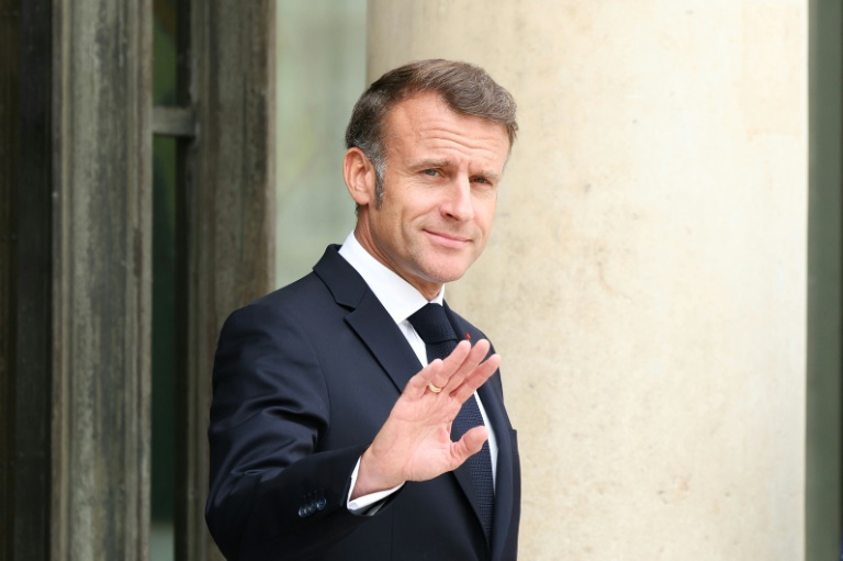 Le président Emmanuel Macron sur le perron de l'Elysée, le 23 juillet 2025 à Paris