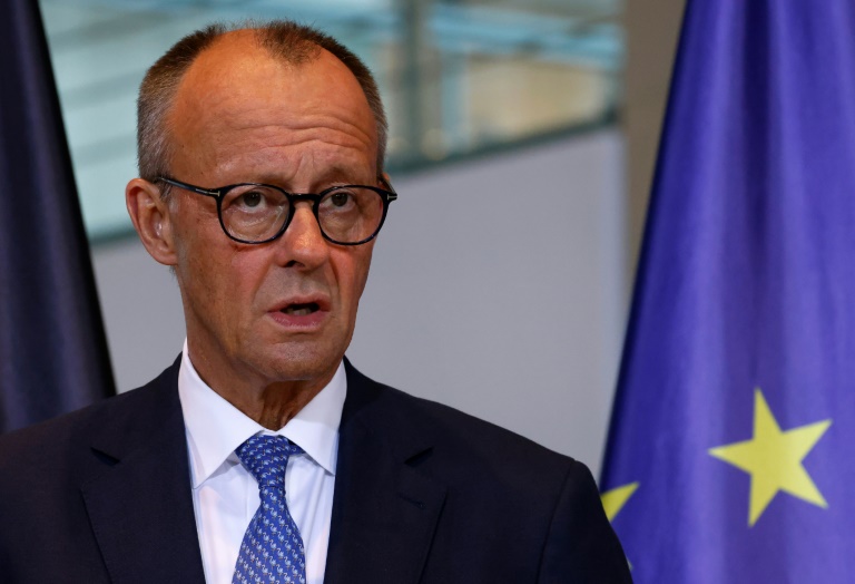 Le chancelier allemand Friedrich Merz s'adresse aux journalistes à la Chancellerie, à Berlin, le 21 juillet 2025