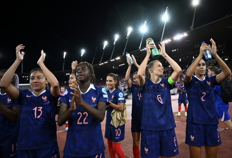 La Française Melween N'Dongala, avec son maillot floqué 22, salue le public avec ses équipières après la victoire de la France sur l'Angleterre à l'Euro le 5 juillet 2025 à Zurich
