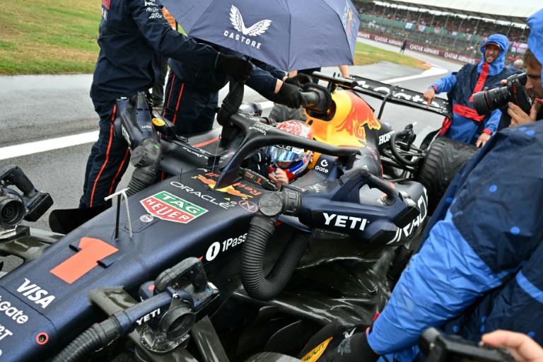 Max Verstappen dans le baquet de sa Red Bull sur la grille avant le GP de Grande-Bretagne à Silverstone, le 6 juillet 2025
