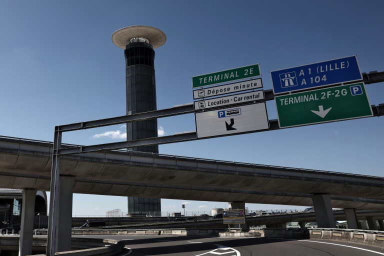 La tour de contrôle de l'aéroport Roissy Charles-de-Gaulle, près de Paris, photographiée pendant la grève des contrôleurs aériens français, le 3 juillet 2025