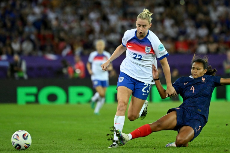 la défenseuse française Alice Sombath tacle la star anglaise Alessia Russo lors de la victoire des Bleues à l'Euro, le 5 juillet 2025 à Zurich