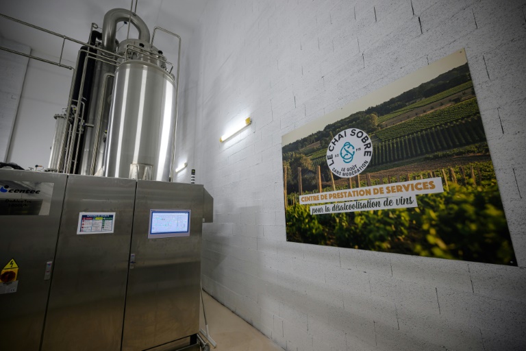Une unité de désalcoolisation du vin dans le laboratoire du Chai sobre, le 25 juin 2025 à à Vic-Fezensac, dans le Gers