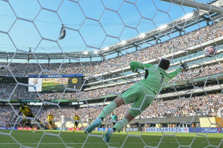 Le gardien du Real Madrid Thibaut Courtois est battu sur un tir de l'attaquant du Borussia Dortmund Serhou Guirassy en quart de finale du Mondial des clubs le 5 juillet 2025 à East Rutherford (Etats-Unis)
