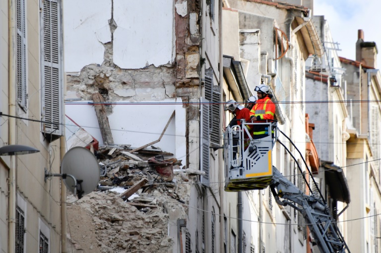 Des pompiers inspectent un bâtiment rue d'Aubagne, à Marseille, le 8 novembre 2018