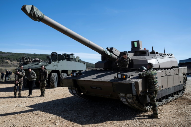 Un char Leclerc rénové au camp militaire de Canjuers dans le département du Var, dans le sud-est de la France, le 4 mars 2025