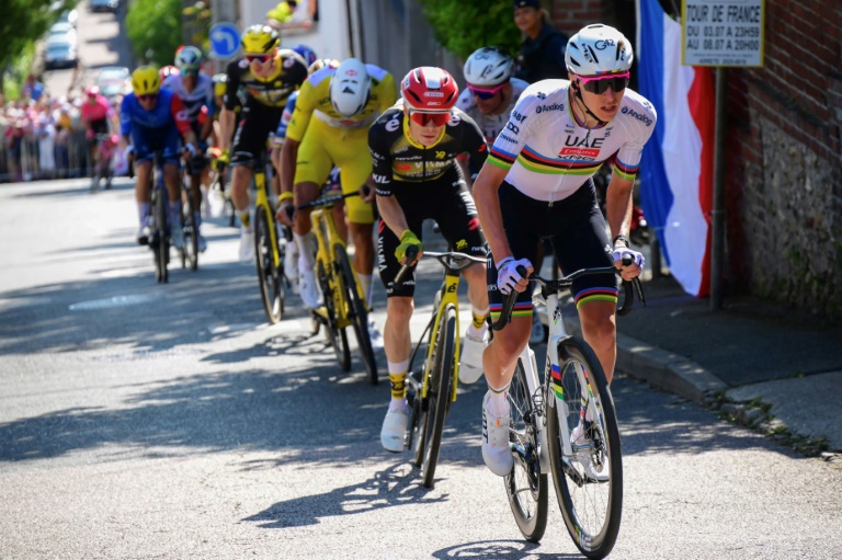 Tadej Pogacar, Jonas Vingegaard et en arrière-plan le maillot jaune Mathieu van der Poel ou encore Mateo Jorgenson et Romain Gregoire, tout au fond, à l'approche de l'arrivée de la 4e étape du Tour de France, le 8 juillet 2025 près de Rouen