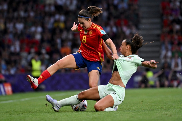 La milieu de terrain espagnole Mariona Caldentey au duel avec la défenseuse portugaise Catarina Amado, à l'Euro-2025, à Berne, le 3 juillet 2025