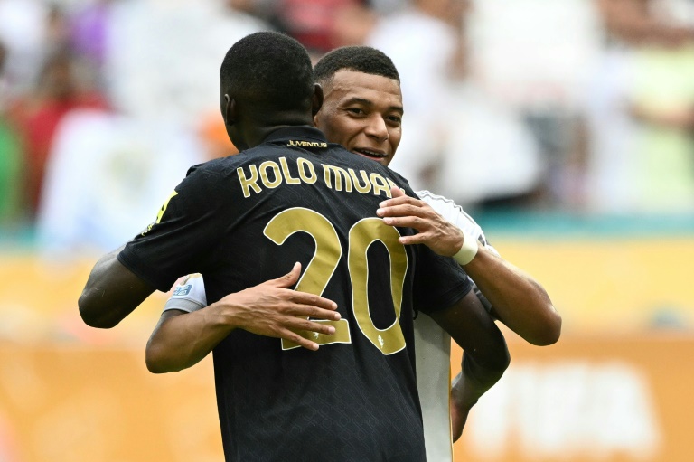 Les attaquant français Randal Kolo Muani (G) de la Juventus et Kylian Mbappé du Real Madrid se congratulent à l'issue du 8e de finale de la Coupe du monde des clubs remporté par Madrid (1-0), le 1er juillet 2025 à Miami