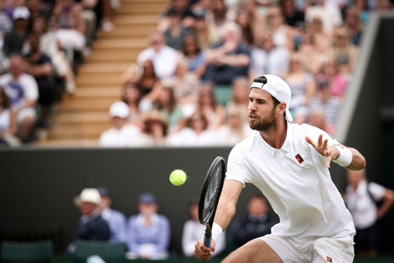 Le Russe Karen Khachanov opposé au Polonais Kamil Majchrzak en huitième de finale de Wimbledon, à Londres, le 6 juillet 2025